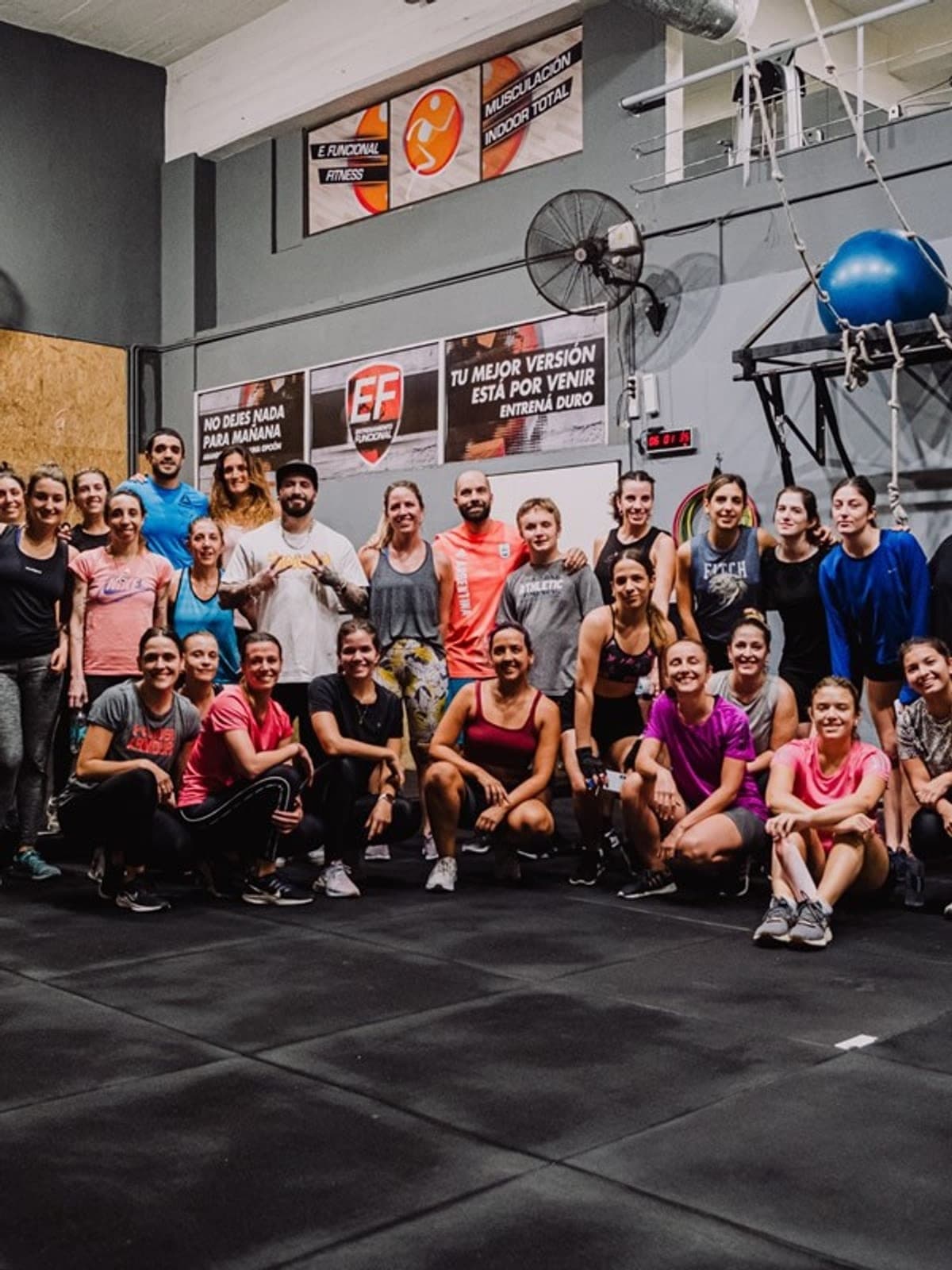 Comunidad entrenando en un gimnasio RedFit