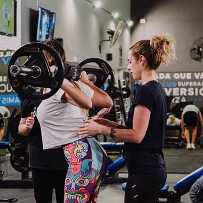 Entrenamiento de musculación en gimnasio RedFit